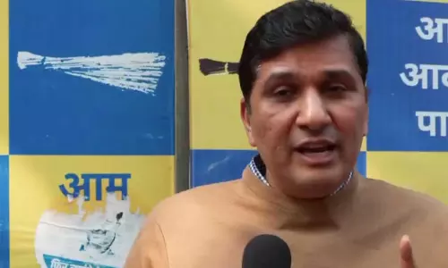 जनकपुरी में दुर्घटना को लेकर कैंडल मार्च के दौरान AAP दिल्ली प्रमुख सौरभ भारद्वाज को हिरासत में लिया गया जनकपुरी में दुर्घटना को लेकर कैंडल मार्च के दौरान AAP दिल्ली प्रमुख सौरभ भारद्वाज को हिरासत में लिया गया