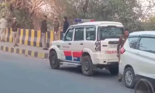 Delhi फ्लाईओवर पर खड़ी कार में 3 लोग मृत पाए गए, आत्महत्या का शक Delhi फ्लाईओवर पर खड़ी कार में 3 लोग मृत पाए गए, आत्महत्या का शक