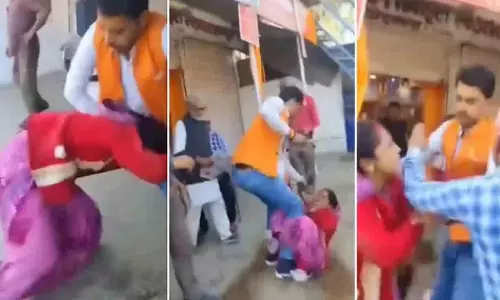 BJP नेता ने महिला को लाठी से पीटा और उसे लात मारी BJP नेता ने महिला को लाठी से पीटा और उसे लात मारी