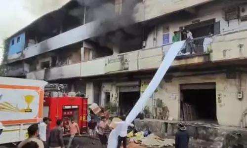 Bhiwandi: एक बड़े वेयरहाउस में लगी आग में करीब सात गोदाम जलकर खाक हो गए