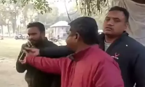 तृणमूल नेता पर टीचर से microphone छीनने का आरोप तृणमूल नेता पर टीचर से microphone छीनने का आरोप