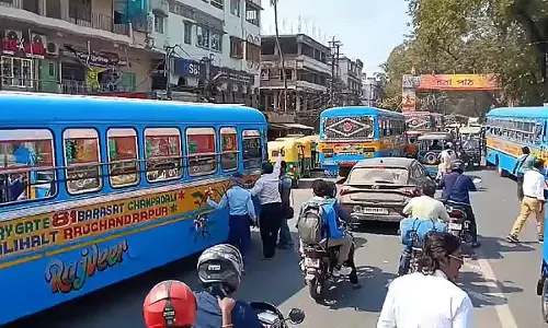 Barasat में ऑटो-बस ड्राइवरों के बीच विवाद के कारण सेवाएं ठप Barasat में ऑटो-बस ड्राइवरों के बीच विवाद के कारण सेवाएं ठप