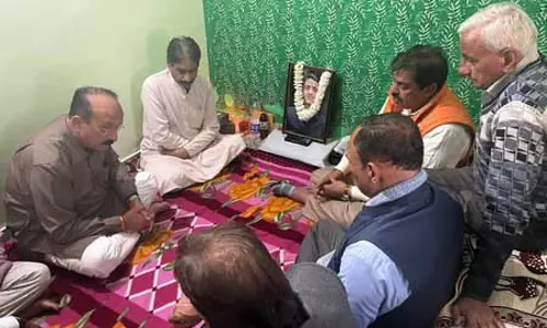 दिल्ली के मंत्री आशीष सूद ने जनकपुरी हादसे के पीड़ित के परिजनों से मुलाकात की
