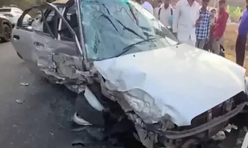 Tumakuru के पास तीन वाहनों की टक्कर में दो लोगों की मौत Tumakuru के पास तीन वाहनों की टक्कर में दो लोगों की मौत