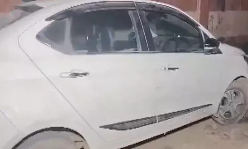 Delhi: पीरगढ़ी फ्लाईओवर पर एक कार के अंदर तीन शव मिले, पुलिस को आत्महत्या का संदेह