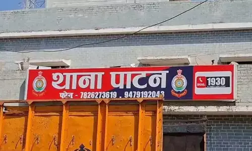 लकड़ी लदी गाड़ी से टकराई तेज रफ्तार बाइक, सिर में चोट से युवक की मौके पर मौत लकड़ी लदी गाड़ी से टकराई तेज रफ्तार बाइक, सिर में चोट से युवक की मौके पर मौत