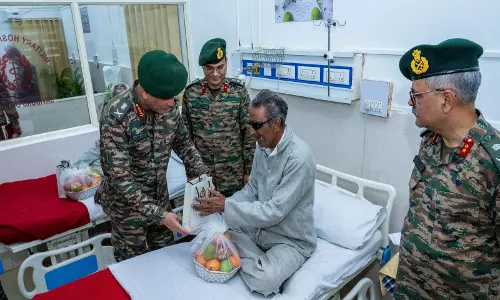 सेना कमांडर ने Gujarat सीमाओं का निरीक्षण, नेत्र शिविर उद्घाटन और शौर्य संध्या में भाग लिया सेना कमांडर ने Gujarat सीमाओं का निरीक्षण, नेत्र शिविर उद्घाटन और शौर्य संध्या में भाग लिया
