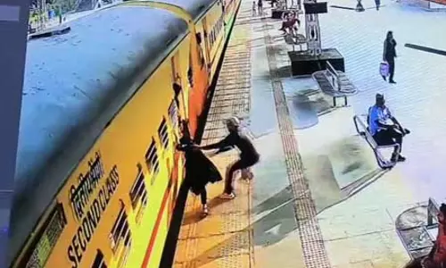 सिहोर जंक्शन पर रेलवे कर्मचारी ने बचाई युवती की जान