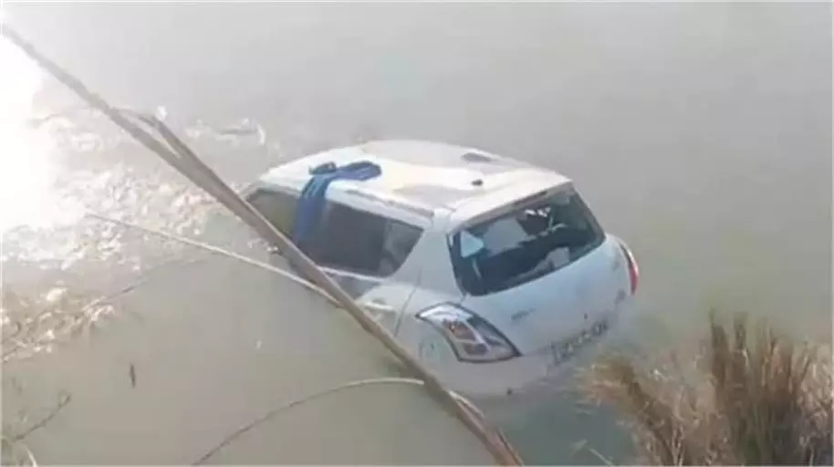 Kanpur Accident: मुंडन संस्कार से लौट रहे परिवार की कार नहर में समाई, 3 की मौत Kanpur Accident: मुंडन संस्कार से लौट रहे परिवार की कार नहर में समाई, 3 की मौत