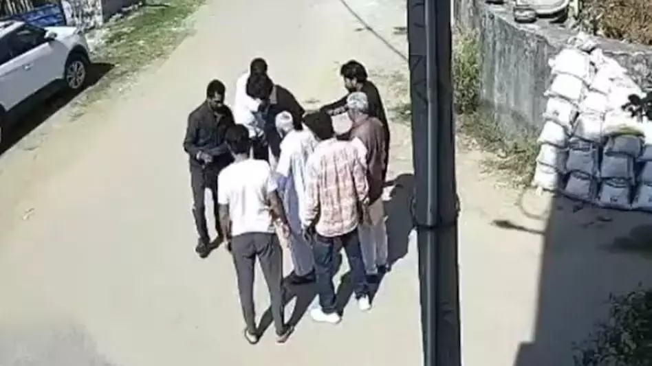 SBI की मिनी-ब्रांच में लूट, पिस्टल अड़ाकर कैश भरा बैग लेकर फरार हुए बदमाश SBI की मिनी-ब्रांच में लूट, पिस्टल अड़ाकर कैश भरा बैग लेकर फरार हुए बदमाश