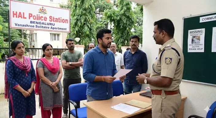 Bengaluru: गर्भवती बिल्ली को अपार्टमेंट से बाहर निकालने पर FIR दर्ज Bengaluru: गर्भवती बिल्ली को अपार्टमेंट से बाहर निकालने पर FIR दर्ज