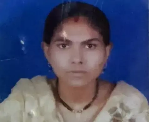 पति और बच्चों को छोड़कर प्रेमी संग रह रही महिला की संदिग्ध मौत, हत्या की आशंका पति और बच्चों को छोड़कर प्रेमी संग रह रही महिला की संदिग्ध मौत, हत्या की आशंका