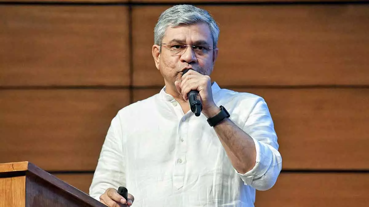 बेहतर सुरक्षा और टेक्नोलॉजी अपग्रेड के कारण ट्रैक के काम के दौरान रेलवे कर्मचारियों की मौत में 66% की कमी आई : Union Minister बेहतर सुरक्षा और टेक्नोलॉजी अपग्रेड के कारण ट्रैक के काम के दौरान रेलवे कर्मचारियों की मौत में 66% की कमी आई : Union Minister