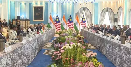 पीएम मोदी ने मलेशिया दौरे पर प्रधानमंत्री अनवर इब्राहिम के साथ की द्विपक्षीय बातचीत पीएम मोदी ने मलेशिया दौरे पर प्रधानमंत्री अनवर इब्राहिम के साथ की द्विपक्षीय बातचीत