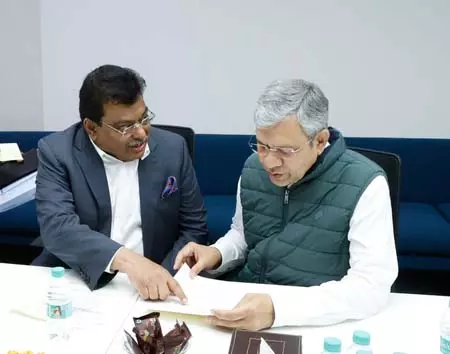 कर्नाटक के मंत्री ने अश्विनी वैष्णव से की मुलाकात, वंदे भारत स्लीपर एक्सप्रेस ट्रेन के लिए मांगी मंजूरी कर्नाटक के मंत्री ने अश्विनी वैष्णव से की मुलाकात, वंदे भारत स्लीपर एक्सप्रेस ट्रेन के लिए मांगी मंजूरी