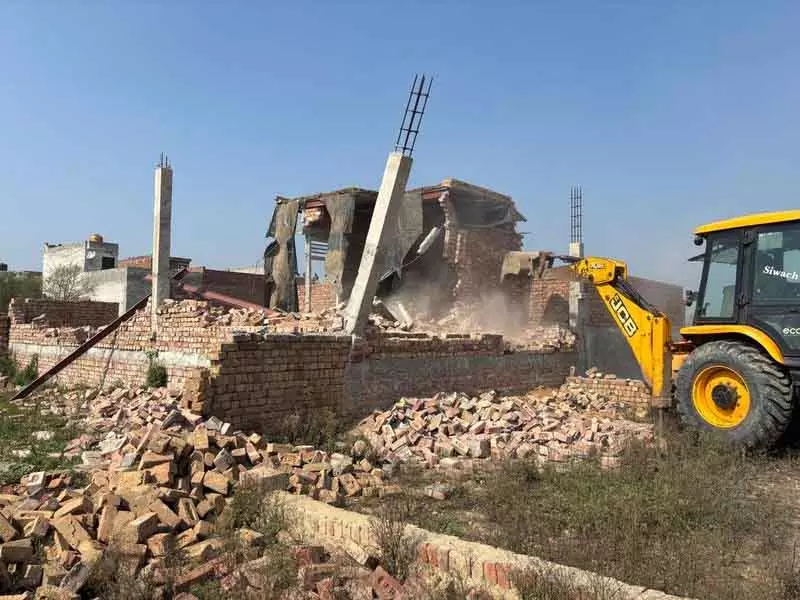 Bhiwani में अवैध कॉलोनी को तोड़ा गया Bhiwani में अवैध कॉलोनी को तोड़ा गया