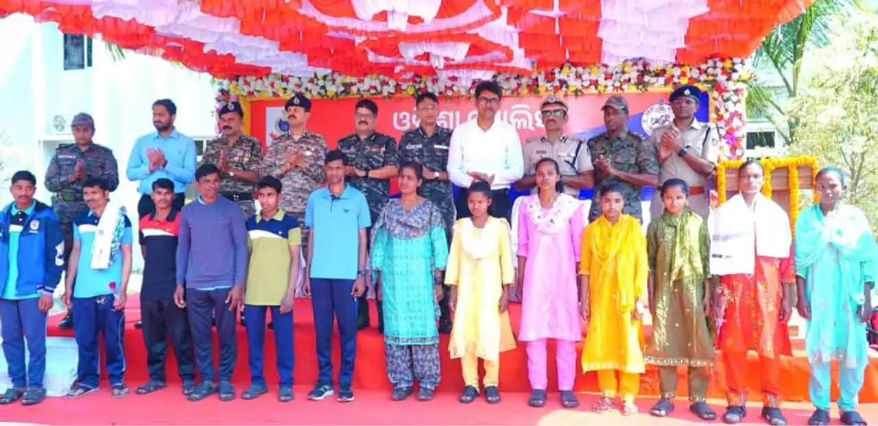 Niranjan राउत, उनकी पत्नी समेत 15 कट्टर माओवादियों ने ओडिशा पुलिस के सामने सरेंडर किया Niranjan राउत, उनकी पत्नी समेत 15 कट्टर माओवादियों ने ओडिशा पुलिस के सामने सरेंडर किया