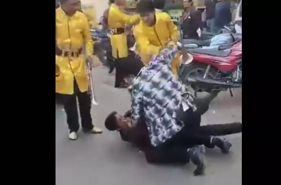 बैंड बाजा टीम के सदस्यों के बीच जमकर मारपीट, सामने आया VIDEO, कारण भी जानें बैंड बाजा टीम के सदस्यों के बीच जमकर मारपीट, सामने आया VIDEO, कारण भी जानें