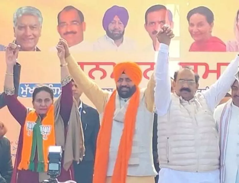 Haryana के सीएम नायब सैनी ने पगड़ी पहनी, वोटरों को लुभाने के लिए पंजाबी में बात की Haryana के सीएम नायब सैनी ने पगड़ी पहनी, वोटरों को लुभाने के लिए पंजाबी में बात की