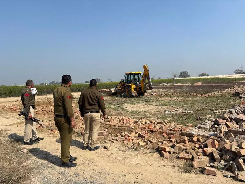 Haryana : भिवानी में कार्रवाई के दौरान अवैध कॉलोनी को ढहा दिया गया Haryana : भिवानी में कार्रवाई के दौरान अवैध कॉलोनी को ढहा दिया गया