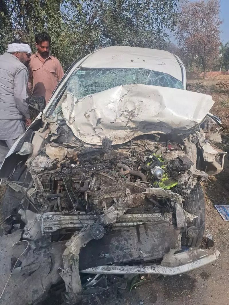 मनसा में सड़क हादसे में Sirsa के 4 लोगों की मौत मनसा में सड़क हादसे में Sirsa के 4 लोगों की मौत
