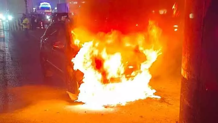 Pune के वेधशाला चौक पर कार में लगी आग, बड़ा हादसा टला Pune के वेधशाला चौक पर कार में लगी आग, बड़ा हादसा टला
