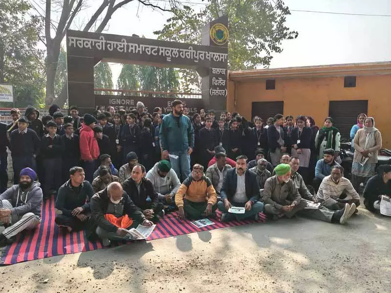 Jalandhar: शिक्षकों की कमी को लेकर माता-पिता, पंचायत ने सरकारी स्कूल में ताला लगा दिया Jalandhar: शिक्षकों की कमी को लेकर माता-पिता, पंचायत ने सरकारी स्कूल में ताला लगा दिया