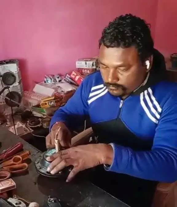 शासन के सहयोग से आत्मनिर्भरता की राह पर दिव्यांग राजेश कुमार पटेल शासन के सहयोग से आत्मनिर्भरता की राह पर दिव्यांग राजेश कुमार पटेल
