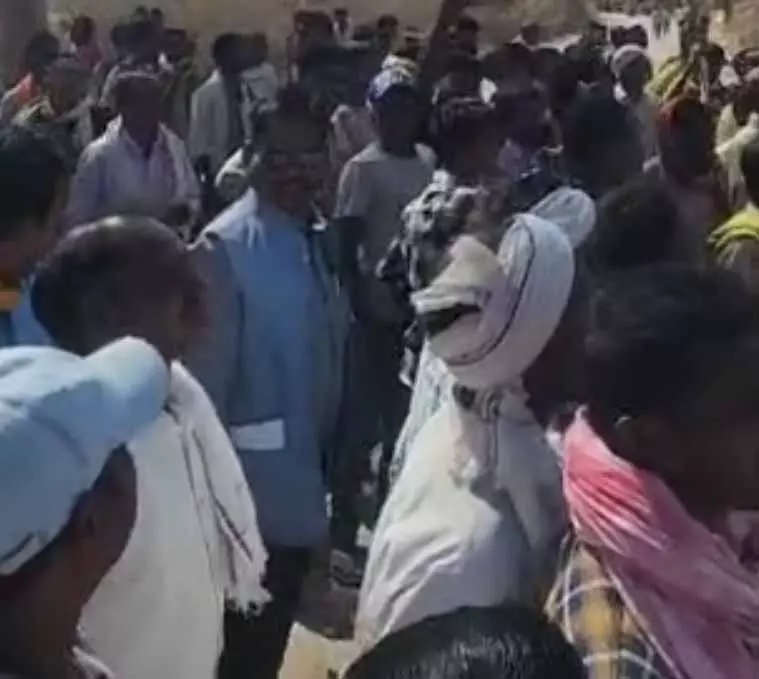 लड़कियां गायब होने पर पुलिस ने नहीं लिखी मिसिंग रिपोर्ट, सड़क में आदिवासी समाज का उग्र प्रदर्शन लड़कियां गायब होने पर पुलिस ने नहीं लिखी मिसिंग रिपोर्ट, सड़क में आदिवासी समाज का उग्र प्रदर्शन
