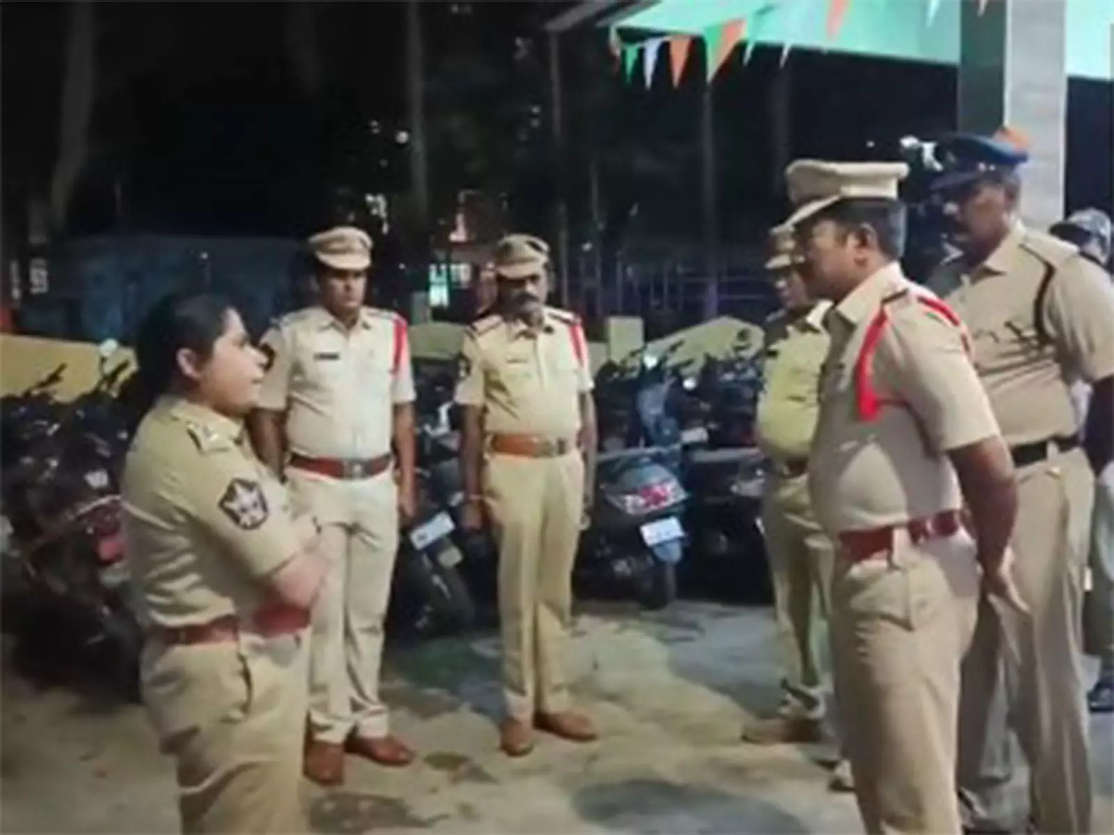 ASP दीक्षा ने नेल्लोर पुलिस स्टेशन का अचानक निरीक्षण किया ASP दीक्षा ने नेल्लोर पुलिस स्टेशन का अचानक निरीक्षण किया