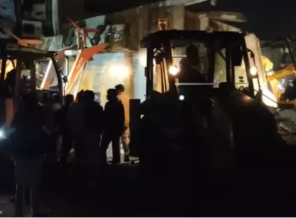 Kota में रेस्टोरेंट बिल्डिंग गिरी, 1 की मौत; 20 से ज़्यादा लोग फंसे Kota में रेस्टोरेंट बिल्डिंग गिरी, 1 की मौत; 20 से ज़्यादा लोग फंसे