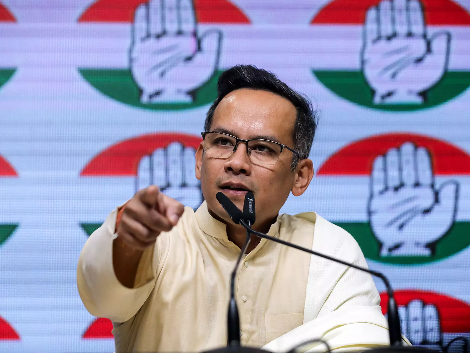 कांग्रेस MP गौरव गोगोई ने असम के मुख्यमंत्री द्वारा अपनी पत्नी पर लगाए गए आरोपों का खंडन किया कांग्रेस MP गौरव गोगोई ने असम के मुख्यमंत्री द्वारा अपनी पत्नी पर लगाए गए आरोपों का खंडन किया