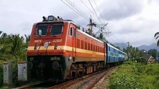 Rajasthan में चल रही एक एक्सप्रेस ट्रेन में अचानक आग लग गई Rajasthan में चल रही एक एक्सप्रेस ट्रेन में अचानक आग लग गई