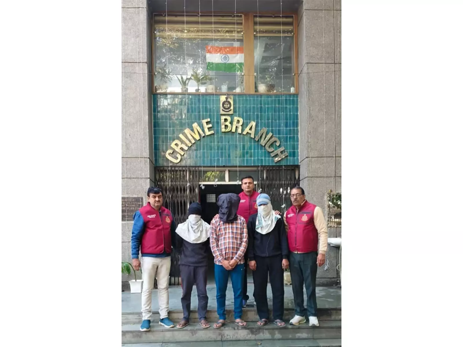 Delhi क्राइम ब्रांच ने हाई-प्रोफाइल साइबर धोखाधड़ी रैकेट का भंडाफोड़ किया, तीन गिरफ्तार Delhi क्राइम ब्रांच ने हाई-प्रोफाइल साइबर धोखाधड़ी रैकेट का भंडाफोड़ किया, तीन गिरफ्तार
