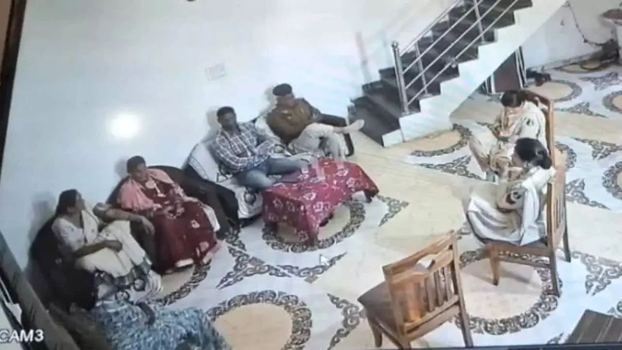 महिला को पुलिस ने किया नजरबंद, महासमुंद की इस घटनाक्रम के बारे में जानिए महिला को पुलिस ने किया नजरबंद, महासमुंद की इस घटनाक्रम के बारे में जानिए