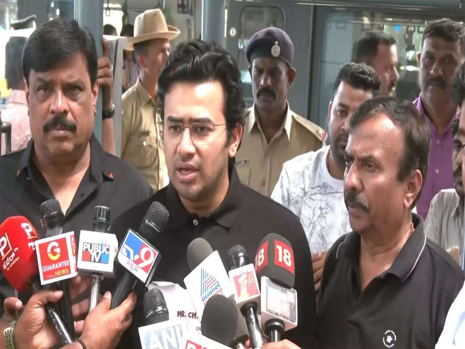 Tejasvi Surya ने मेट्रो किराए में बढ़ोतरी को लेकर कर्नाटक सरकार की आलोचना की Tejasvi Surya ने मेट्रो किराए में बढ़ोतरी को लेकर कर्नाटक सरकार की आलोचना की