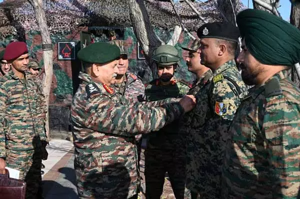 सेना प्रमुख ने Poonch में LoC के पास फॉरवर्ड इलाकों का दौरा किया सेना प्रमुख ने Poonch में LoC के पास फॉरवर्ड इलाकों का दौरा किया