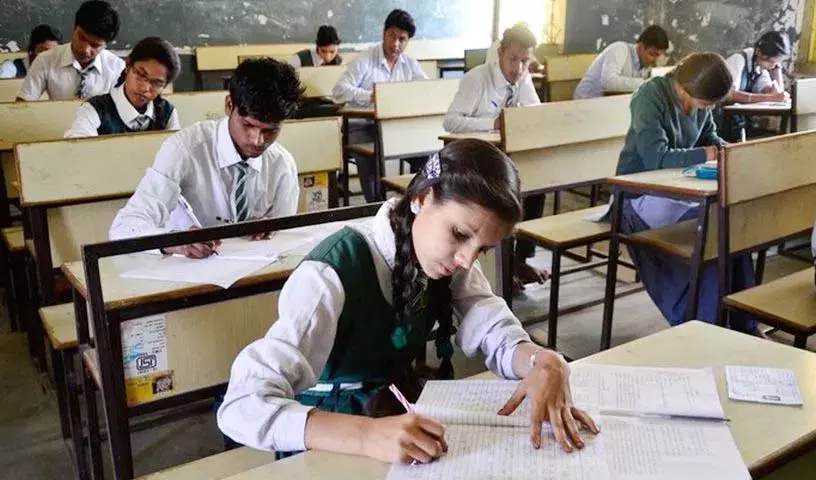 AP में 10वीं क्लास की पब्लिक परीक्षाओं में मामूली बदलाव AP में 10वीं क्लास की पब्लिक परीक्षाओं में मामूली बदलाव
