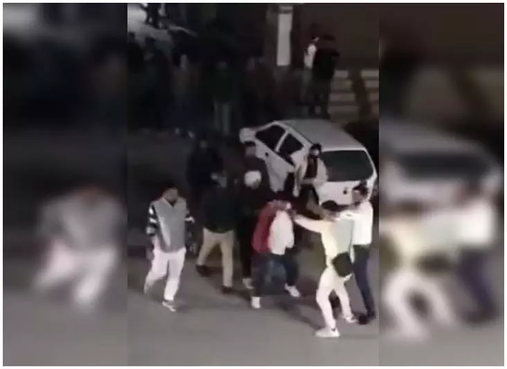 एक पत्नी, दो पति और बीच सड़क हाई-वोल्टेज ड्रामा! वीडियो हुआ वायरल एक पत्नी, दो पति और बीच सड़क हाई-वोल्टेज ड्रामा! वीडियो हुआ वायरल