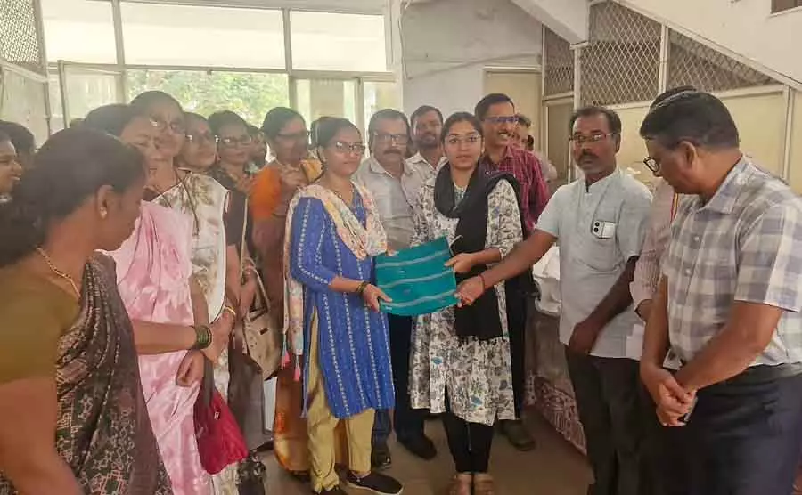 Karwar : खादी के कपड़े खरीदने को लेकर सरकारी कर्मचारी उत्साहित है Karwar : खादी के कपड़े खरीदने को लेकर सरकारी कर्मचारी उत्साहित है