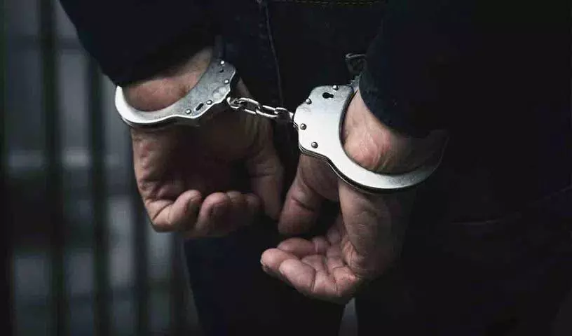 शादी में पुलिस से बचने के बाद महाराष्ट्र में UP का एक आदमी गिरफ्तार शादी में पुलिस से बचने के बाद महाराष्ट्र में UP का एक आदमी गिरफ्तार