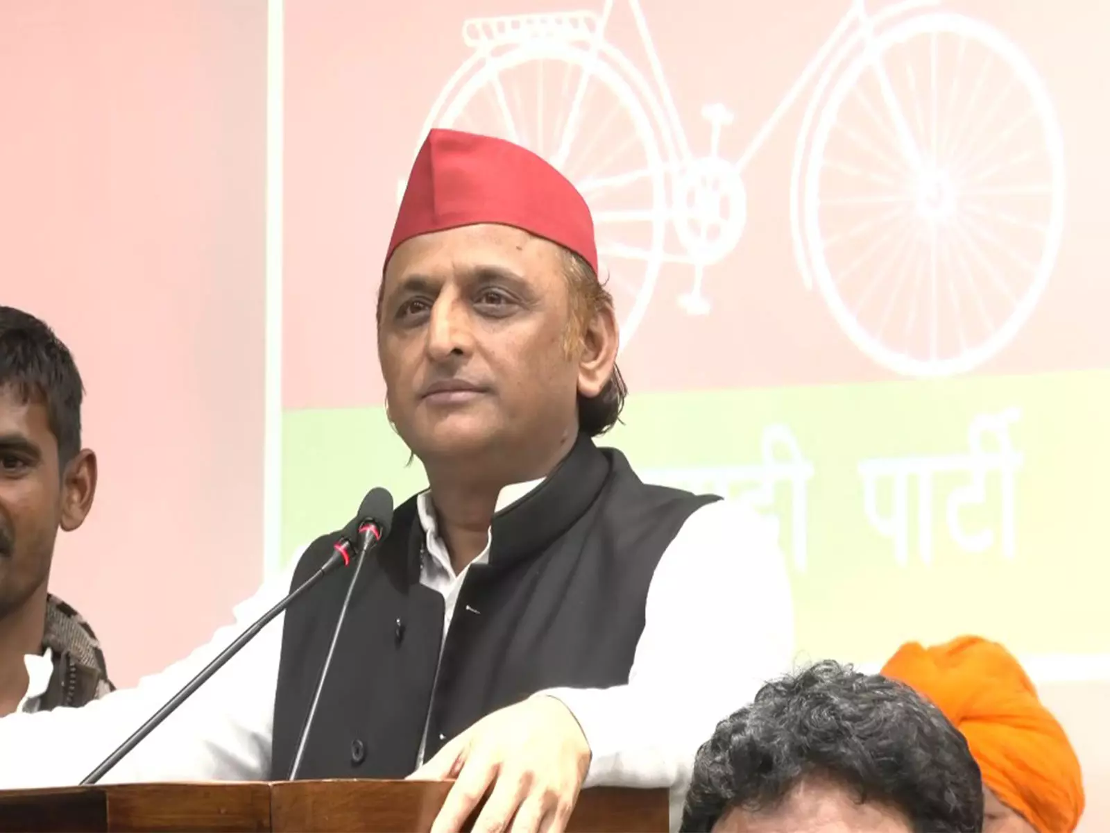 SP प्रमुख अखिलेश यादव ने फॉर्म 7 के दुरुपयोग का आरोप लगाया SP प्रमुख अखिलेश यादव ने फॉर्म 7 के दुरुपयोग का आरोप लगाया