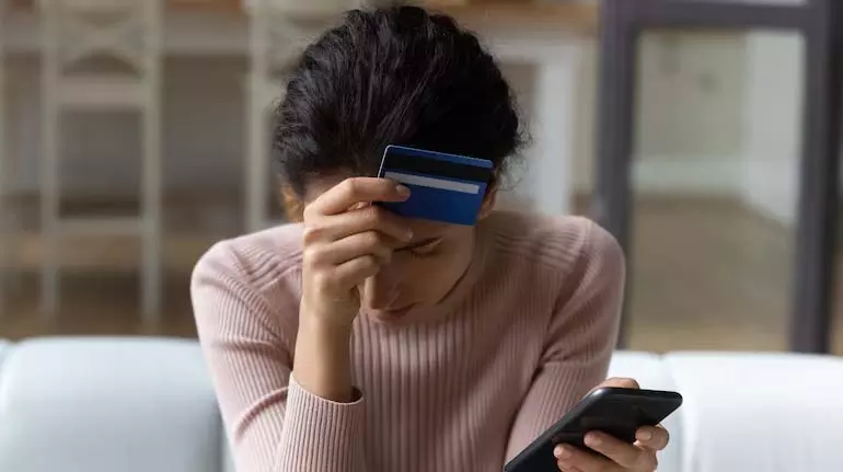 Credit card के चार्जेस चुपचाप आपके वॉलेट को खाली कर रहे Credit card के चार्जेस चुपचाप आपके वॉलेट को खाली कर रहे