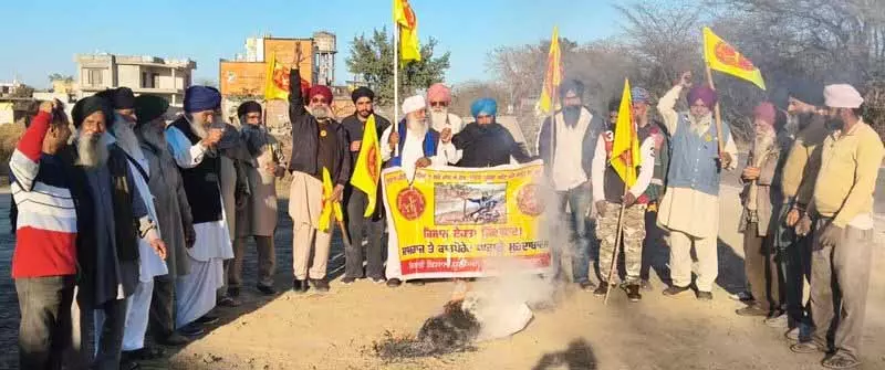 Amritsar: किसानों पर लाठीचार्ज के विरोध में प्रदर्शन हुए Amritsar: किसानों पर लाठीचार्ज के विरोध में प्रदर्शन हुए