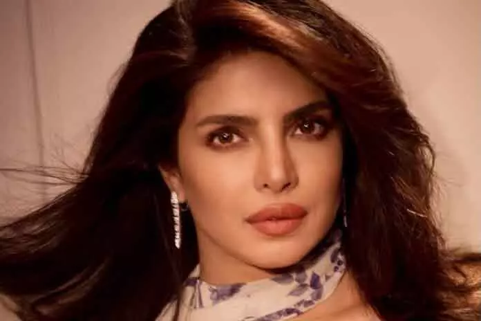 Priyanka Chopra ने हैदराबाद शूटिंग खत्म कर मस्का के साथ LA लौटी Priyanka Chopra ने हैदराबाद शूटिंग खत्म कर मस्का के साथ LA लौटी