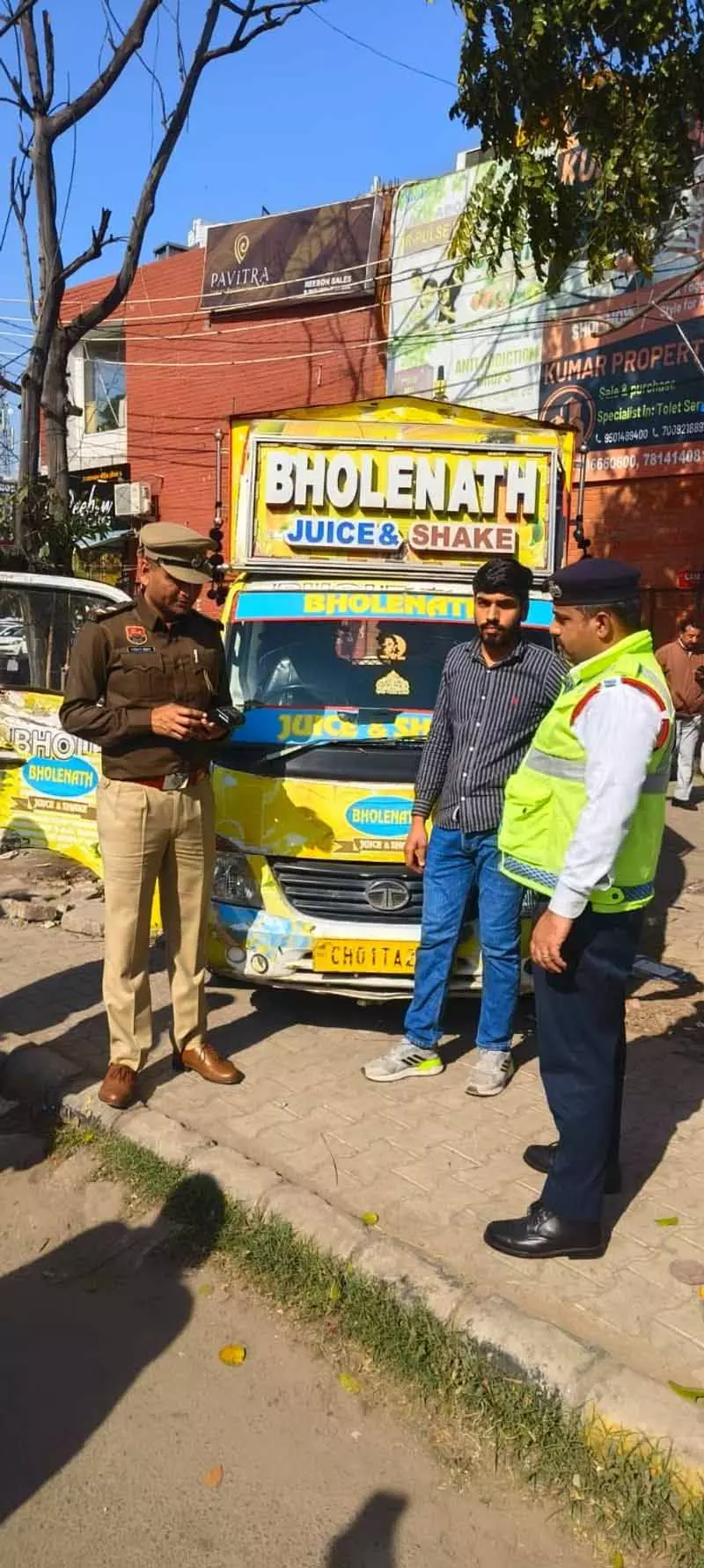 Panchkula में सड़कों के किनारे और बाज़ार से अतिक्रमण हटाया गया Panchkula में सड़कों के किनारे और बाज़ार से अतिक्रमण हटाया गया