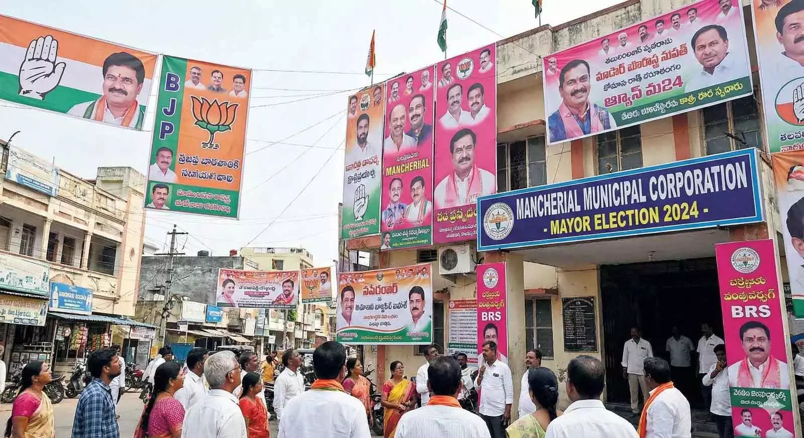 Sircillaऔर वेमुलावाड़ा में चुनावी प्रचार हुआ तेज़, 283 उम्मीदवार मैदान में Sircillaऔर वेमुलावाड़ा में चुनावी प्रचार हुआ तेज़, 283 उम्मीदवार मैदान में
