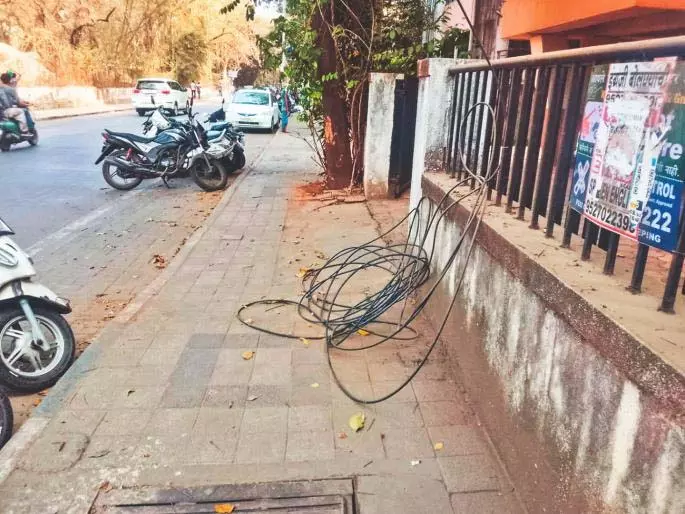 Pune: केबल नेटवर्क निवासियों के लिए खतरा बन रहे हैं, कंपनियां नियमों को नज़रअंदाज़ कर रही Pune: केबल नेटवर्क निवासियों के लिए खतरा बन रहे हैं, कंपनियां नियमों को नज़रअंदाज़ कर रही