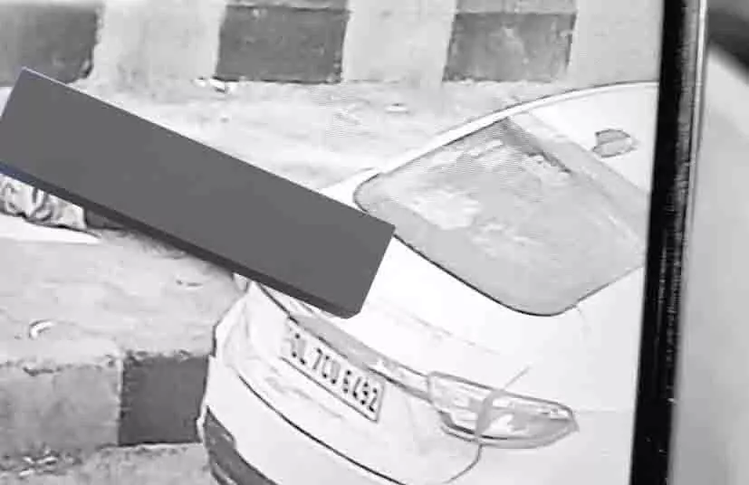 Delhi में रहस्यमय मौतें: पीरागढ़ी फ्लाईओवर पर कार में तीन लोग मृत Delhi में रहस्यमय मौतें: पीरागढ़ी फ्लाईओवर पर कार में तीन लोग मृत