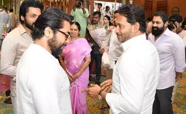 YS जगन चेन्नई शादी में सूर्या से मिले, पल वायरल YS जगन चेन्नई शादी में सूर्या से मिले, पल वायरल